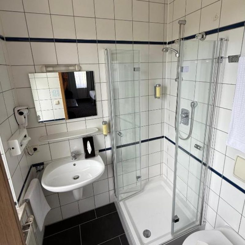 Badezimmer mit Dusche und Waschbecken