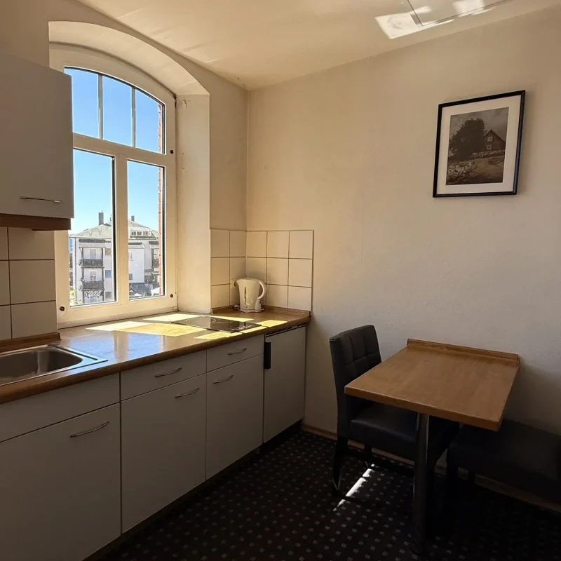 Zimmer im Hotel In Amberg mit Schreibtisch und Küchenzeile