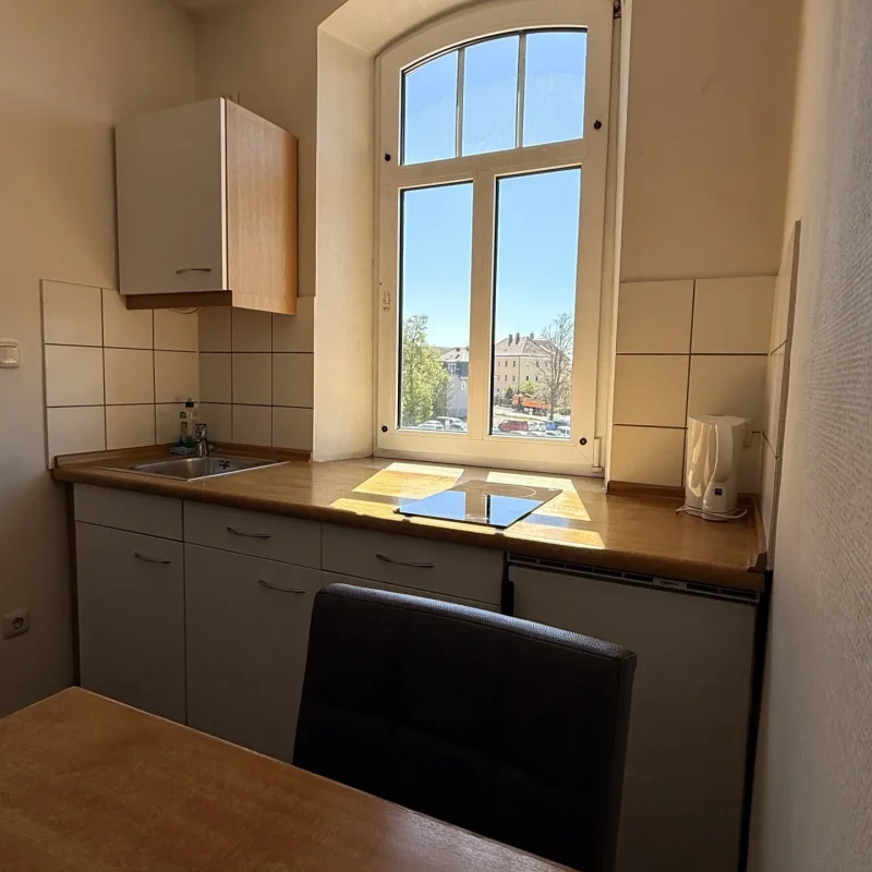 Küchenzeile im Zimmer mit Fenster