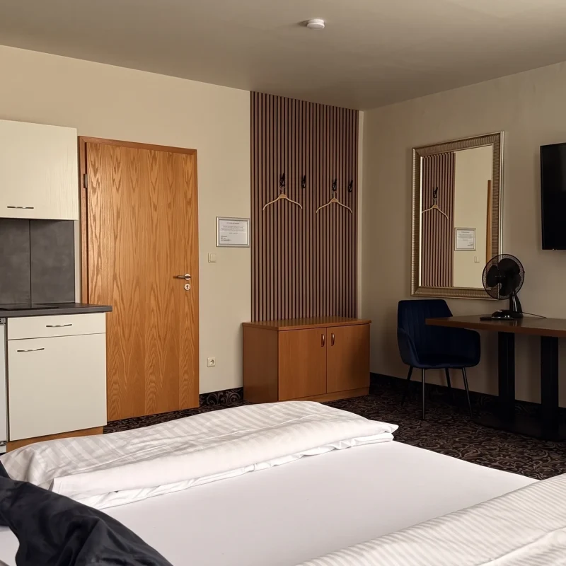 Doppelzimmer im Hotel In Amberg mit Küchenzeile, Schreibtisch und Flachbildfernseher